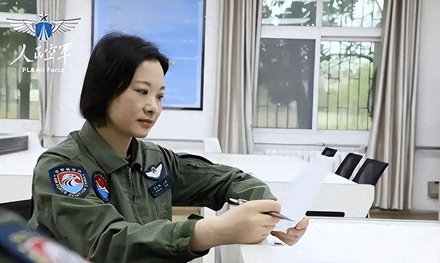 阅兵女机长身份曝光！私生活被扒牺牲太大，老公不简单，央视点名
