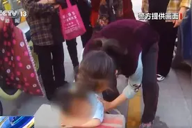 奶奶们围成人墙保护3岁走失娃图片