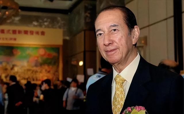 放下了？60岁何超琼喜迎“梅开二度	”？与异性贴脸拥吻秀恩爱