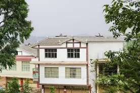 姐姐送我一包旧衣服作为谢礼，我感到心酸，儿子一句话让我泪崩图片