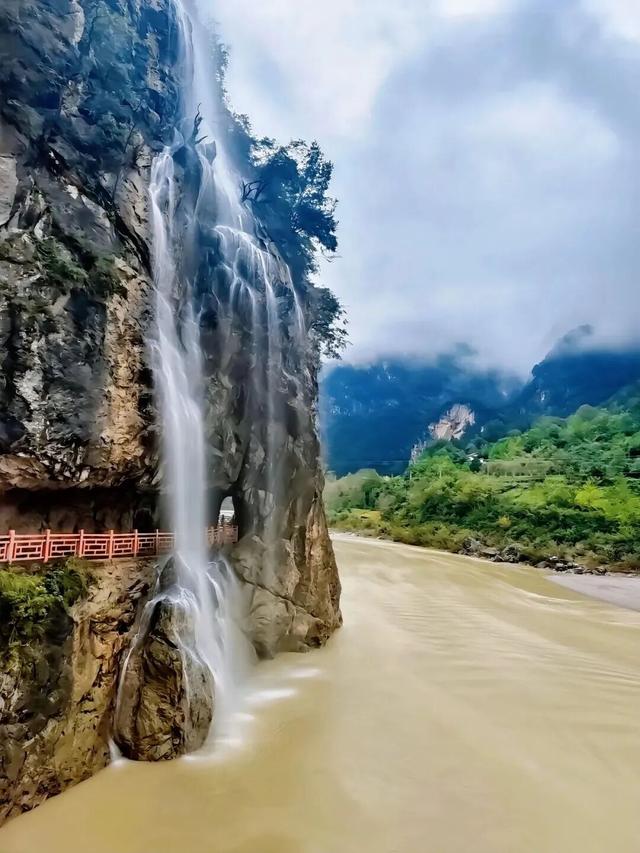 藏不住了！月亮峡的秋