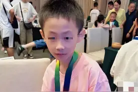 长期遭父亲殴打！9岁围棋天才跳楼自杀：父母离异 被打得爬不起来图片