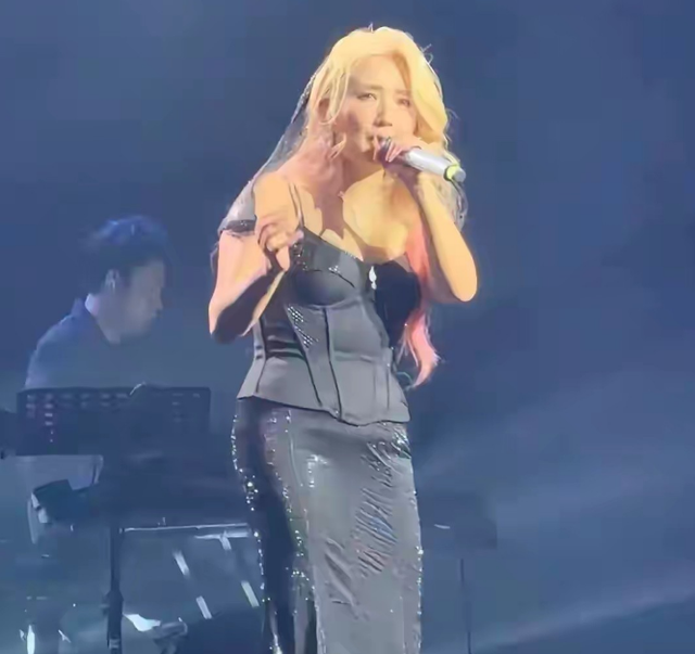 39岁何洁不忍直视，腋下勒出副乳肚子三层肉，要养4个娃操劳疲惫