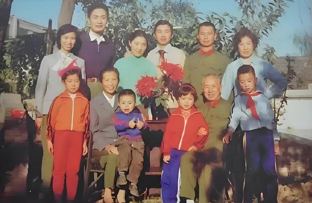 粟裕大将的夫人有多美？这是1952年的留影，她29岁，气质不凡