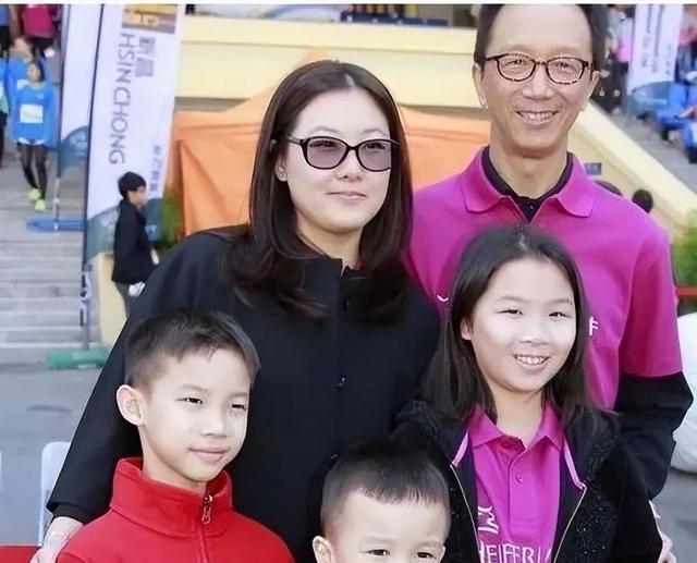 恩爱23年抵不过残酷现实，73岁梁锦松衰老萎缩，47岁伏明霞正美貌