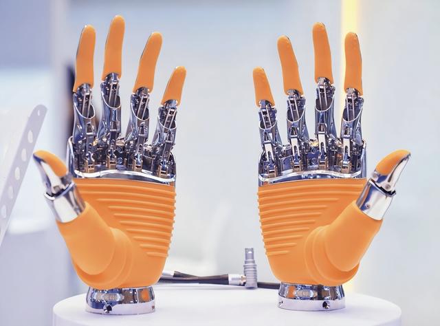 类人双手不好造！学术派VS产业派，仿生手各有各的招？