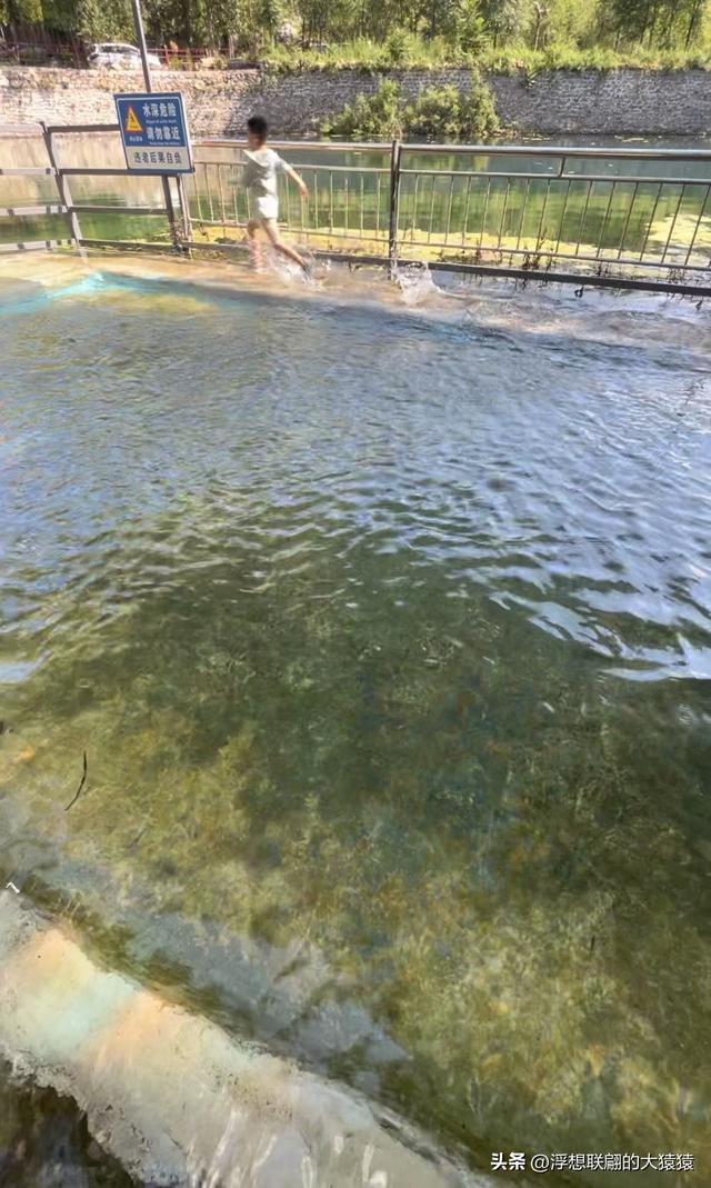 柳埠外石村里的瀑布，孩童们玩水好去处