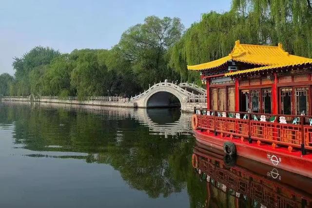 济南大明湖的秋景