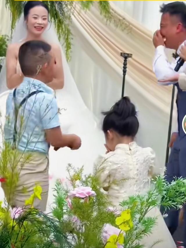 小花童单膝跪地“打样”！这场婚礼的意外，藏着最动人的浪漫