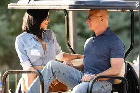 比尔盖茨、邓文迪参加富豪聚会，贝佐斯穿Polo，富人标配都有这件图片