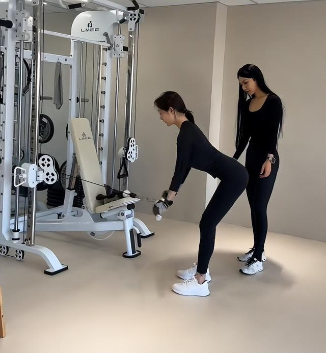 李纯婚后放纵开始还债了，健身累到大腿颤抖，带上北京爷们一起练