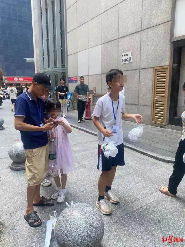 “比玩手机好！”“小孩哥”代送外卖，每单收费1、2元，网友吵起来了