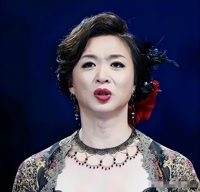 面相变了！逃到国外半年多，58岁金星近照曝光，早年风光已然不再