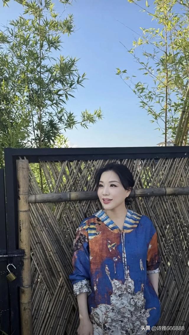 吕良伟杨小娟携汪诗诗和她的一双儿女大理旅游，一起享受田园时光