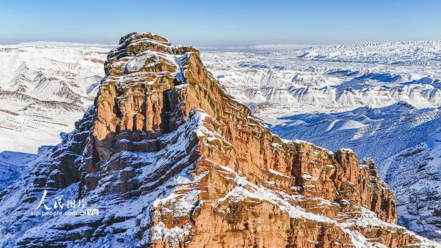新疆呼图壁：雪映丹霞 展现壮美冬日画卷
