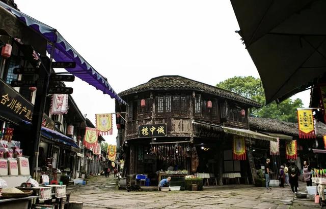 全网围观“杀猪宴”！高铁1.5h直达爆火古城，不止有刨猪汤！美食古早，均价10元吃到撑！