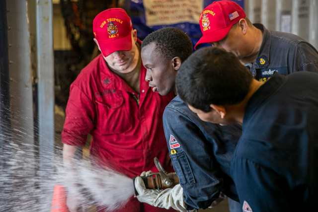 为日本站台？美军“闪电航母”部署东海，称“今夜就能投入战斗”