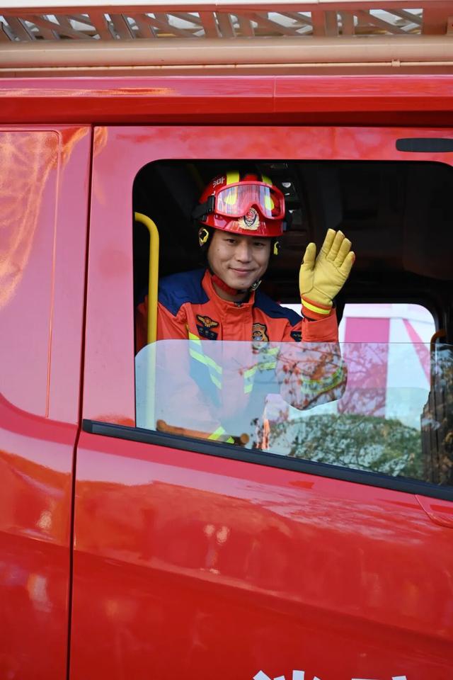 【我们的环球嘉年华】当花车巡游遇上逆行英雄！北京环球度假区上演最“燃”消防宣传