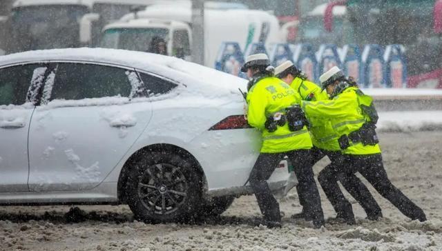 全国交警集体“改名”！别小看这2个字，以后不只贴罚单了