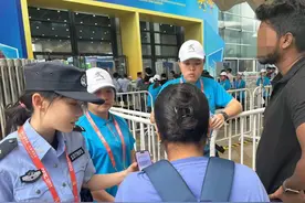 民警巧用英文助迷路外国友人搭地铁图片