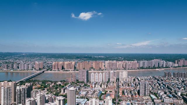 刚从四川回来毫不客气说，乐山是地级市中，城建令人惊艳的城市
