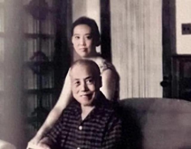 1966年75岁李宗仁和27岁妻子在寓所合影，相差近五十岁，恩爱无比