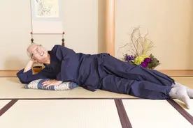 日本人不爱运动，却最长寿，百岁老人患癌率极低，原因值得学习图片