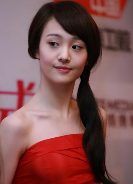 35岁郑爽近照曝光！形象管理失败，彻底成了素人，在美日子舒坦了