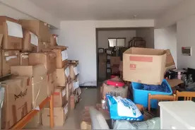 一租客失联3年，房里堆满女性用品，房东：我该怎么办？图片