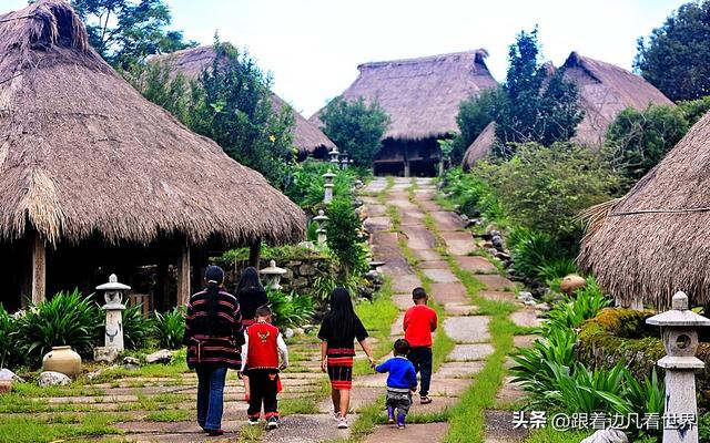 跟着边凡看世界：在澜沧左都佤族古寨与佤族小朋友在一起