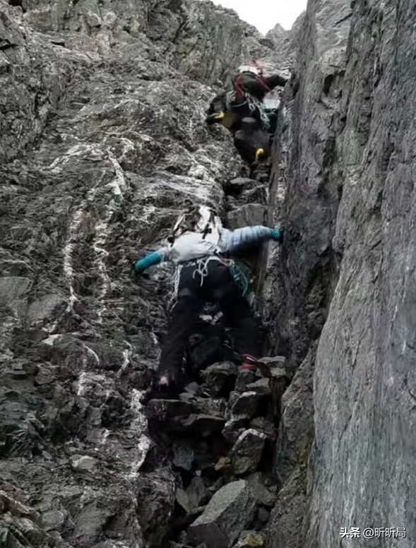 藏民耗费12小时抬受伤驴友下山，收费6万，网友：一条命6万值了