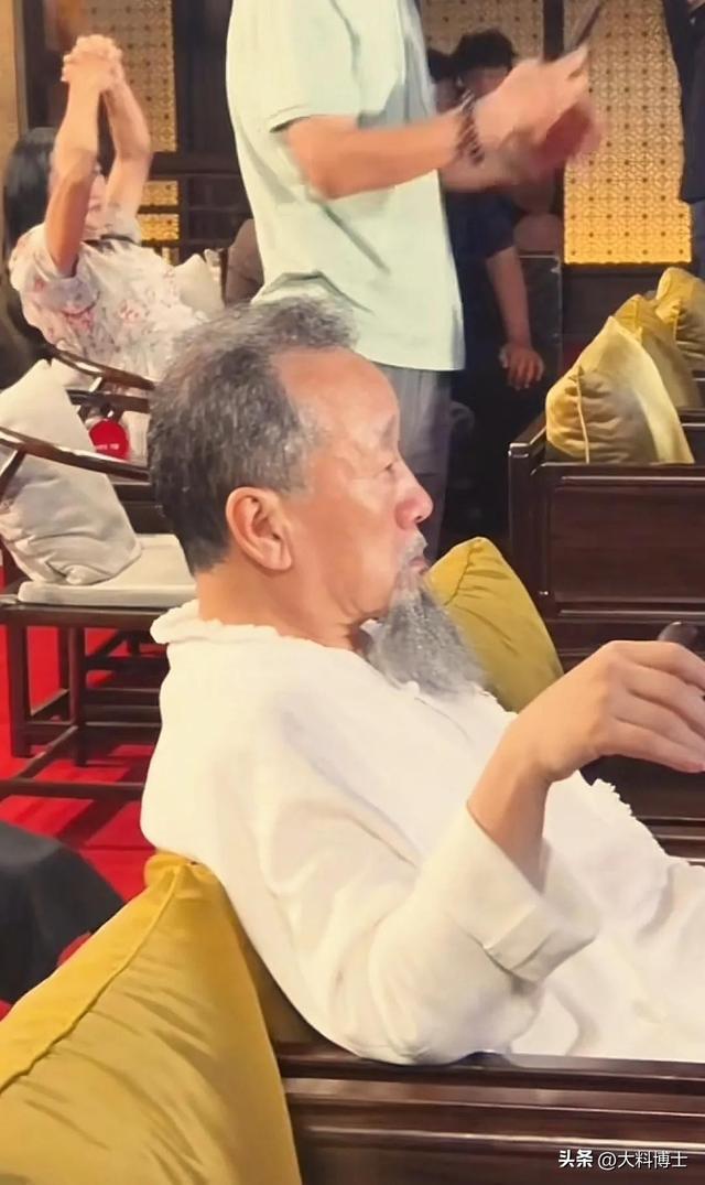 66岁刘亚津现身西安，老态龙钟拄拐杖，留长胡须戴佛珠，仙风道骨