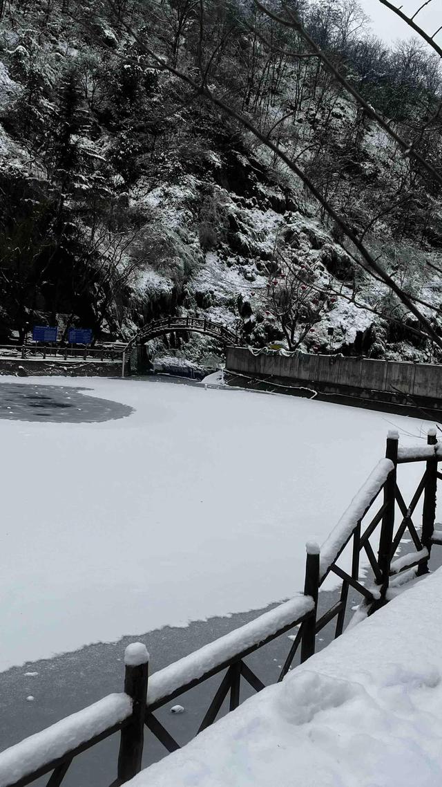 迎新年西安金龙峡冰崖飞瀑冰雪节欢乐开幕