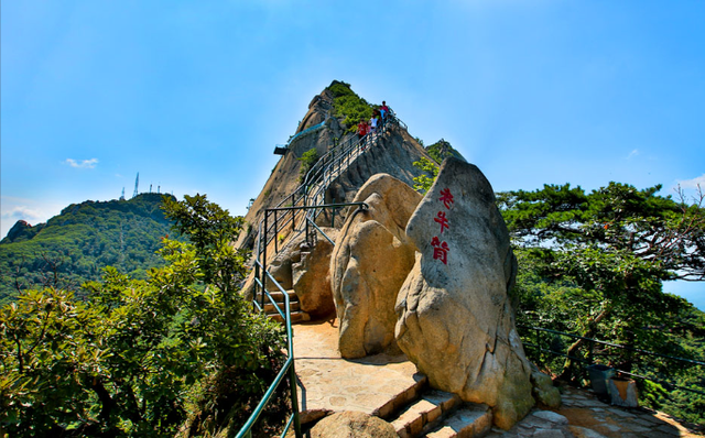 辽宁凤凰山坠亡男子信息曝光，丹东文旅回应。网友：景区无责