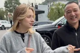 洋媳妇被中国公婆骗到4S店，要买豪车当礼物，她却一脸不悦拒绝图片
