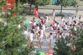 临渭区胜利小学开学第一课：从升旗仪式开始 小仪式彰显大情怀图片