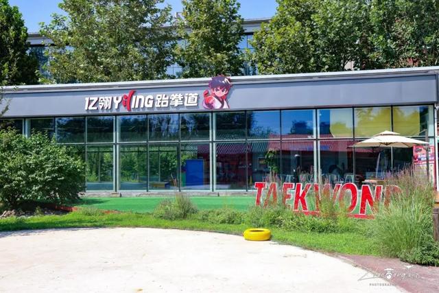 卡皮巴拉在屋里吹空调，小孩儿在吧台边钓鱼——