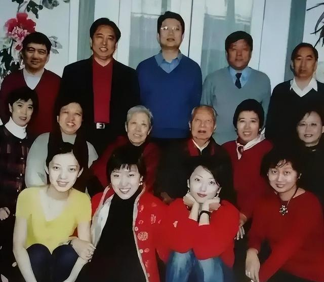 华国锋夫人韩芝俊有多美？1961年在长沙的全家福，30岁她端庄贤惠