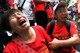 14年马航失联，几年后父亲收到消失儿子的信息，坚信儿子还活着图片