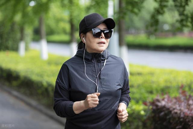 医生多次苦劝：过了65岁的人，宁可坐着休息，也别频繁做这3运动