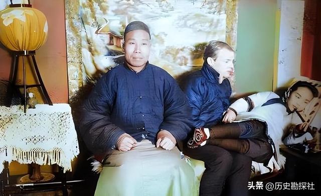晚清老照片：女子躺洋人怀里抽大烟，男子带八位老婆逛街