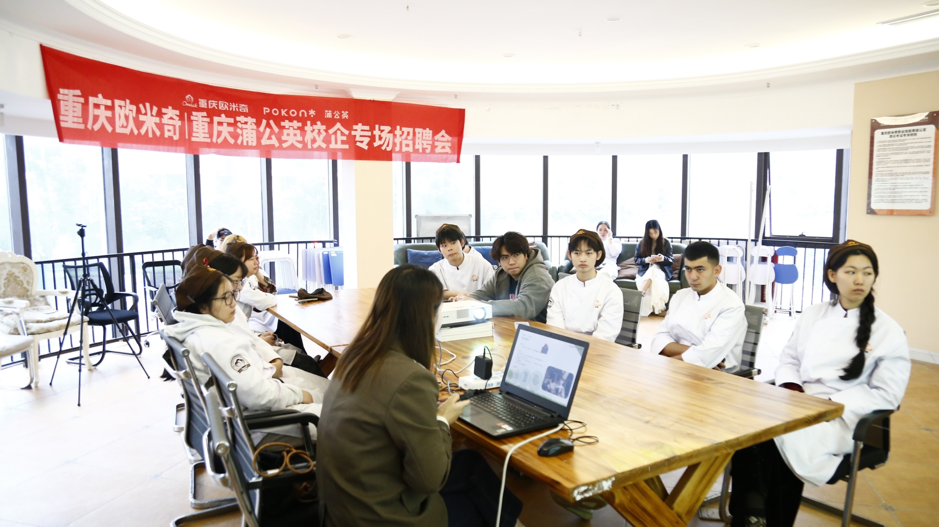 重庆学蛋糕哪家学校好_重庆欧米奇西点西餐学校优势_重庆欧米奇西点西餐教学质量评价