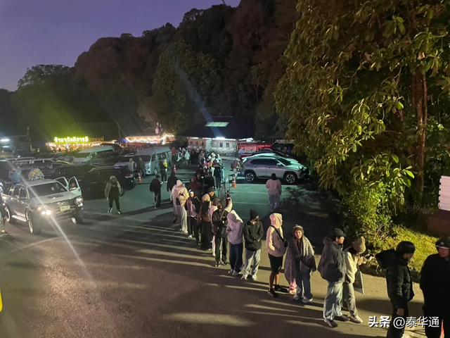 泰国小长假期间，超10000名游客涌向清迈茵他侬山