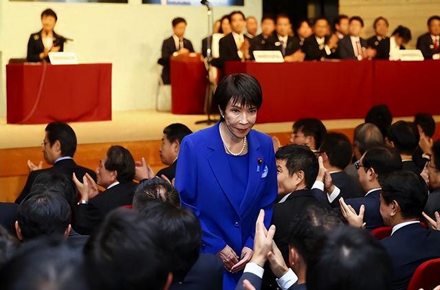迟迟等不到北京贺电后，高市早苗公开道歉，日本社会面临巨大难题