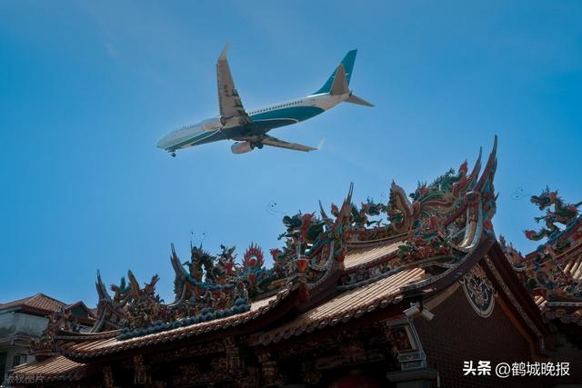 西安航班惊现闹剧！乘客强闯服务间逼乘务长摆餐，究竟是何心态？