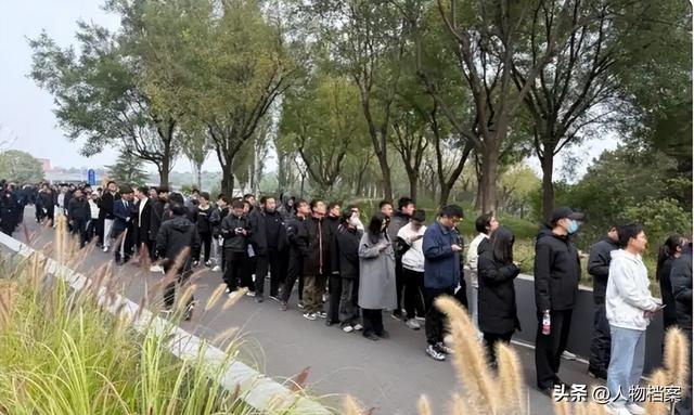 杨振宁葬礼今日举行！遗体覆盖国旗，翁帆站首位，次子杨光宇露面