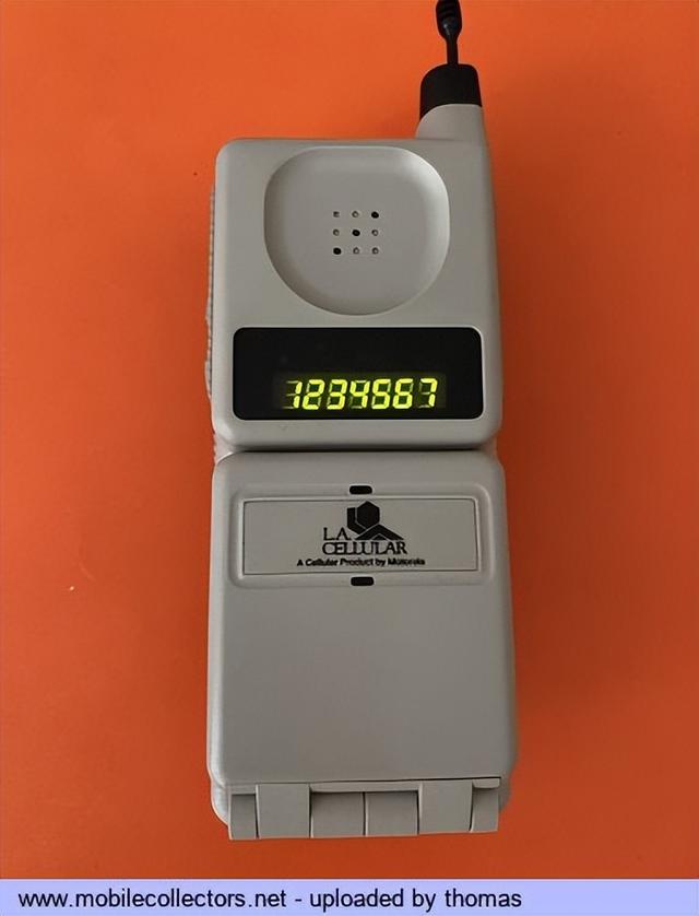 通信历史连载788-世界第一部下翻盖手机-摩托罗拉MicroTAC-1989年