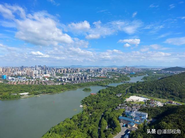 蓝天白云下的无锡蠡湖，浪漫如诗，心随浪逐，梦与湖共舞。