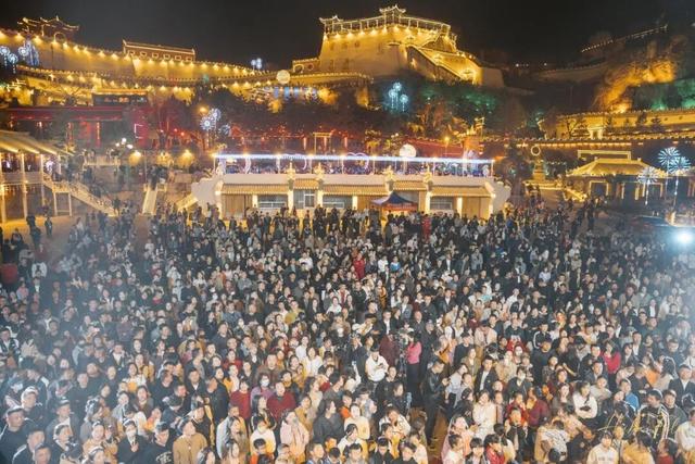 非遗焕彩灯耀庆城 康养休闲乐享新春——庆城县春节文旅市场马力全开景区景点车水马龙