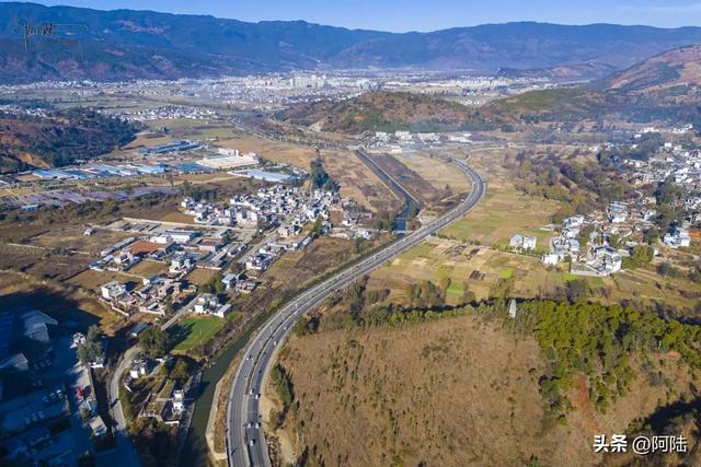 大理洱源县境内的G214国道擅长蛇形走位,堪称经典的天险路段